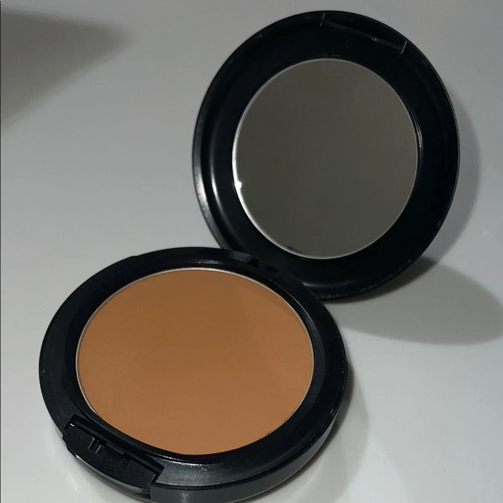 MAC studio Fix NW44 - Picture 1 of 7